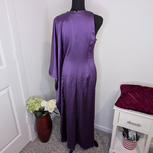💘 Badgley Mischka satin draped cape-sleeve maxi dress in purple - Picture 6 of 10